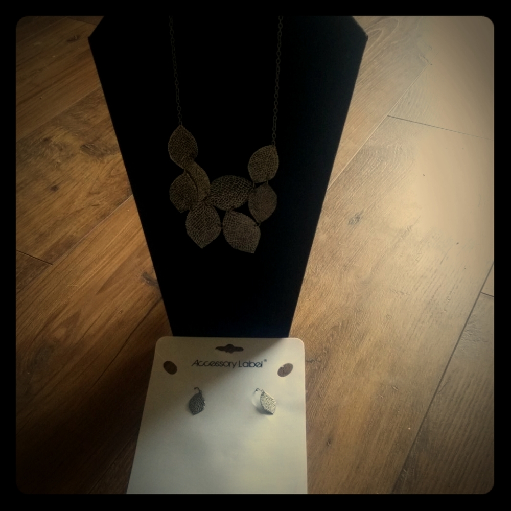 Set necklace and earrings silver leaves